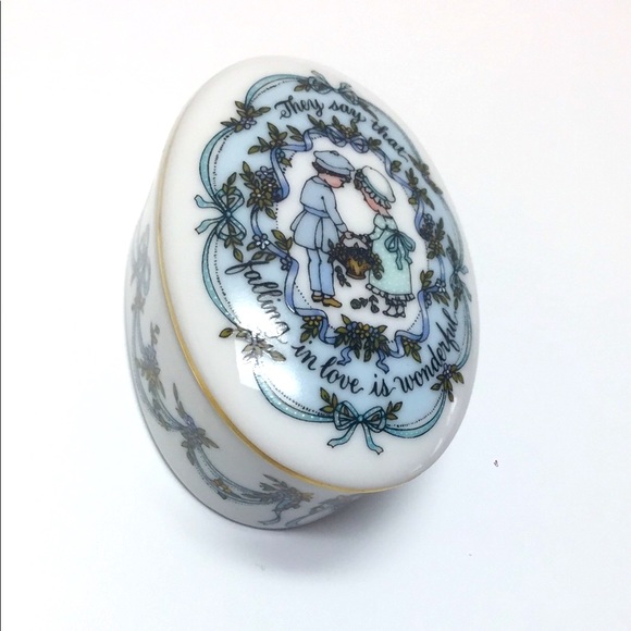 Vintage Franklin Mint Music Box “They Say That Falling In Love Is Wonderful" - Picture 5 of 8